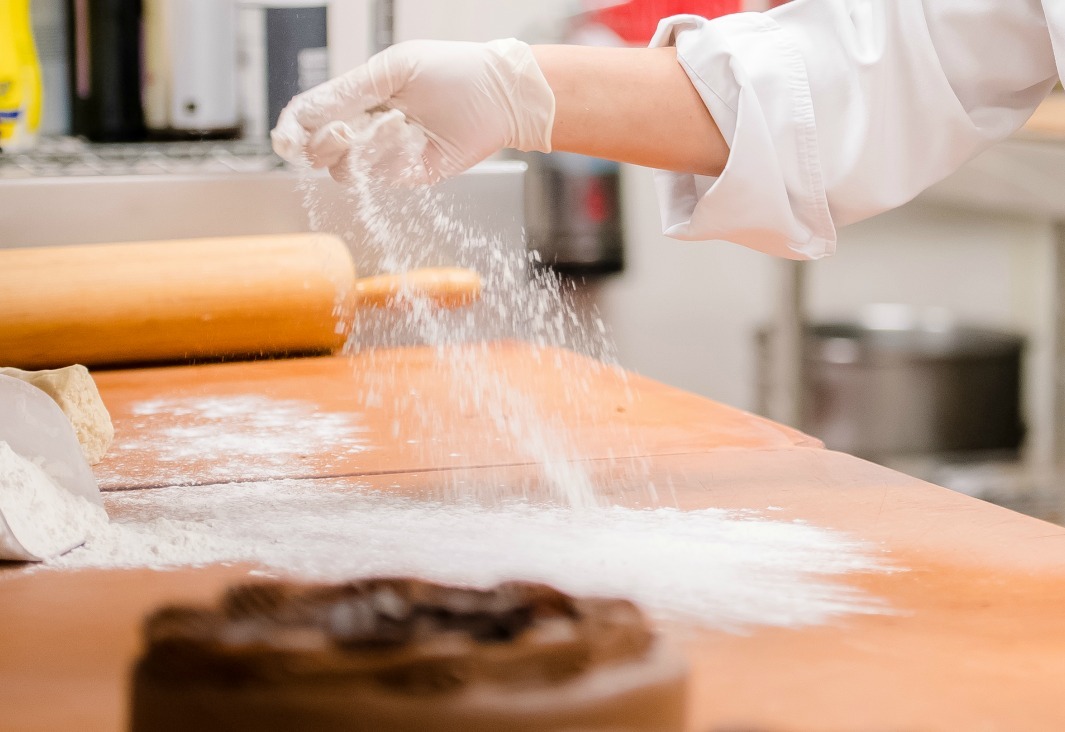 baker-with-flour